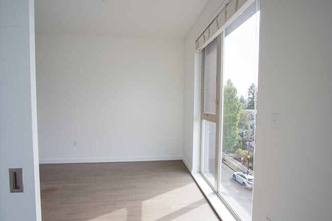 Building Photo - Fabulous Top Floor Sellwood 1-Bedroom with Condo-Grade Finishes!