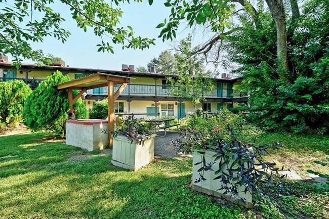Building Photo - 711 Eberhart Ln