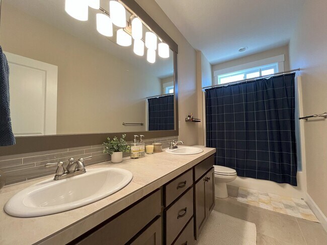 Building Photo - Expansive 4-Bedroom Home with Office, Ente...