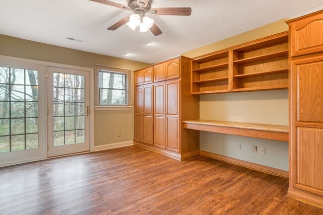 Building Photo - 3 bed/2 1/2 Bath.  Pet Friendly.  Easy access to I81/US460