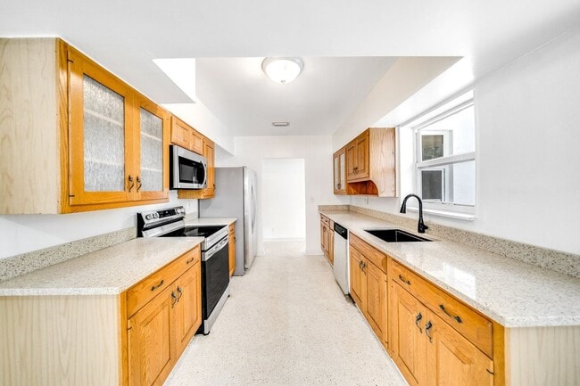 Building Photo - 209 SW 18th Ave