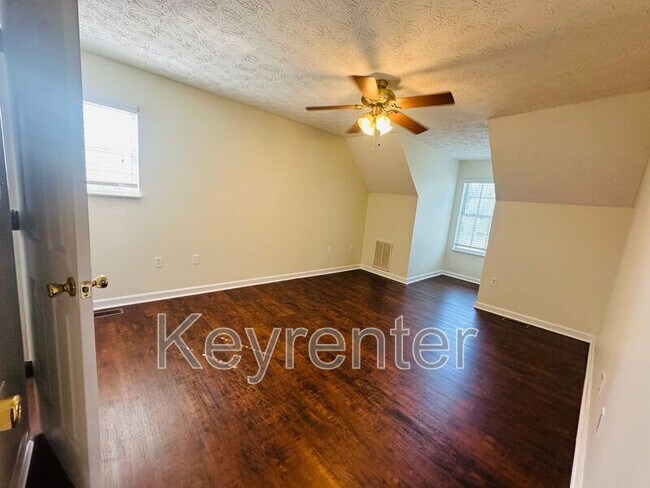 Building Photo - 2207 Crestpark Rd