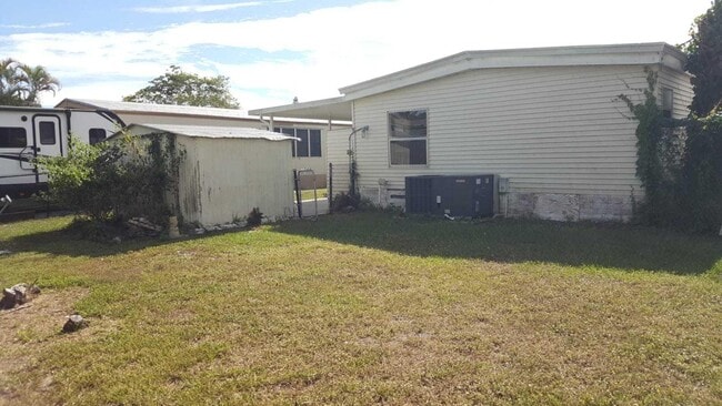 Building Photo - 11573 Venetian Ave