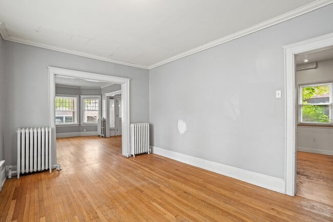 Building Photo - 2118 E Linnwood Ave