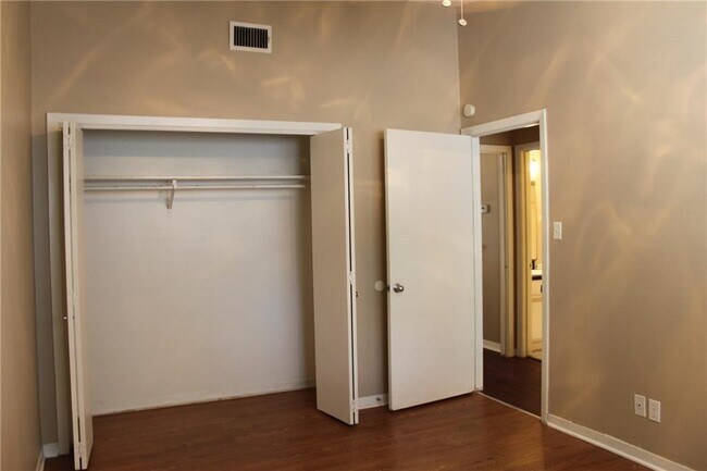 Building Photo - 606 W 51st St