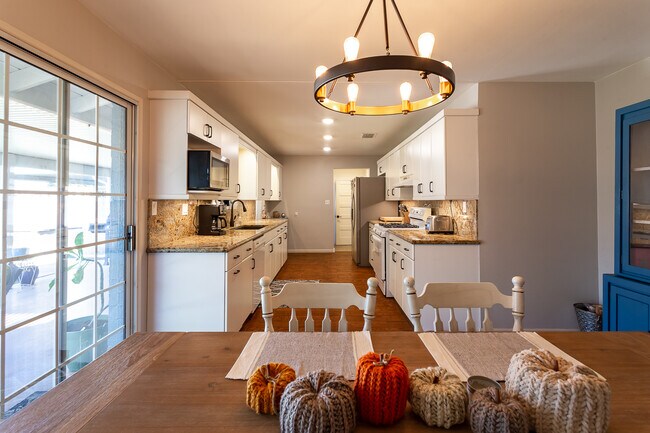 Building Photo - 2040 W Cambridge Ave