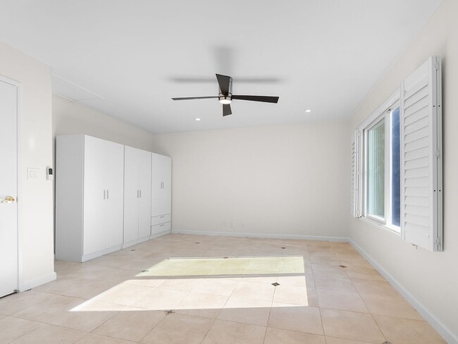 Building Photo - Townhouse-Style Single-Family