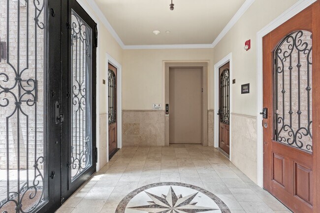 Building Photo - Luxury Highland Park Condo with gas and water