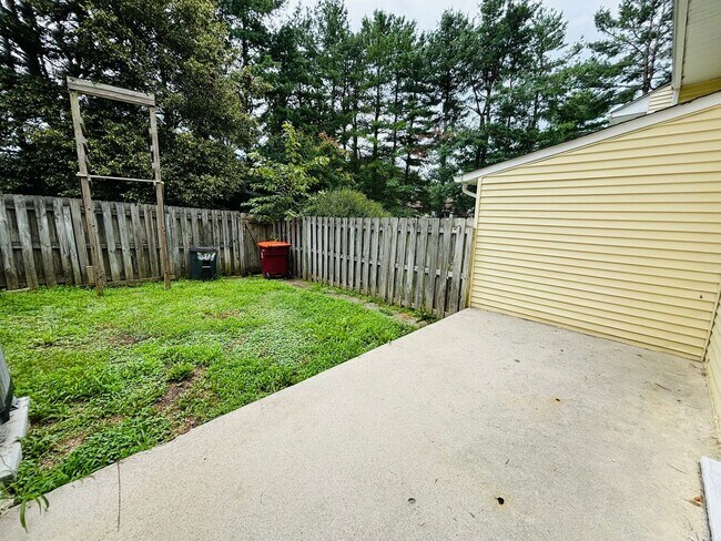 Building Photo - 307 Fairfax Rd