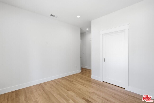 Building Photo - 137 E Ave 43
