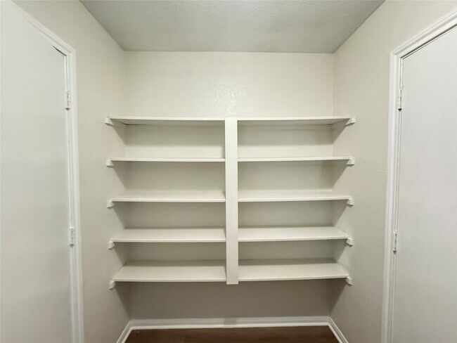 Building Photo - 7906 Emerald Oak Dr