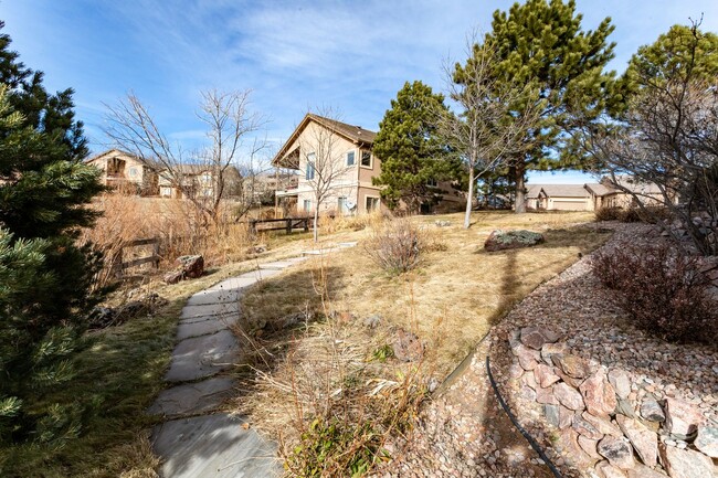 Building Photo - Stunning Rancher with Mountain Views