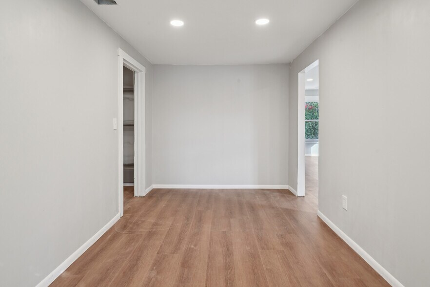 Building Photo - 1842 E Victoria Ave