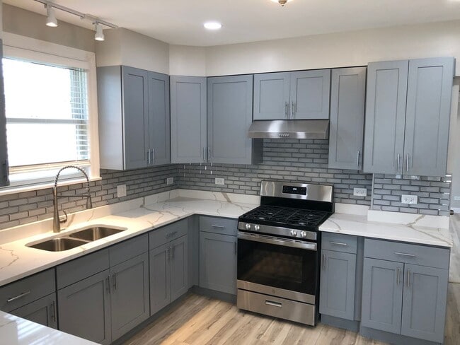 Building Photo - Large remodeled 4bed/2bath close to school...