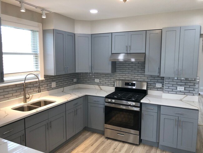 Building Photo - Large remodeled 4bed/2bath close to schools and transportation!