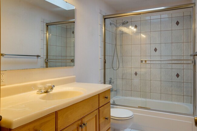 Building Photo - Kent Tri-level home
