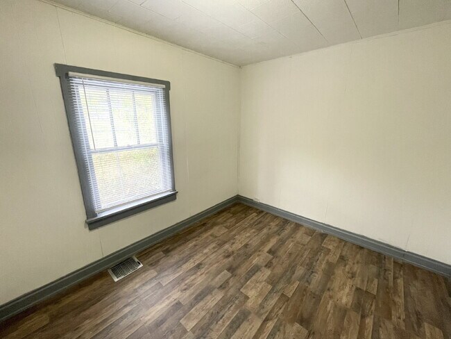 Building Photo - 4 Bedroom Home with garage/workshop combo (has electricity)