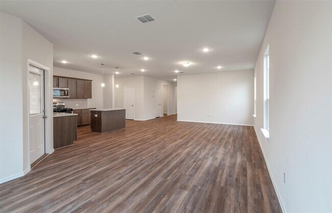 Building Photo - Move-In Ready 4-Bedroom Home with Ideal Lo...