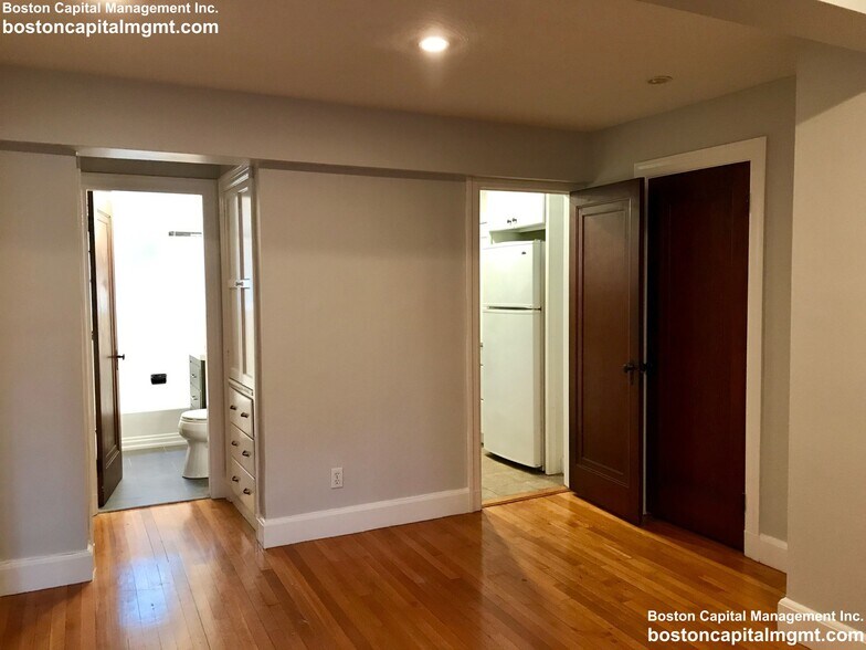 Building Photo - 8 Mt Ida St