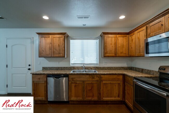 Building Photo - 3 Bedroom Two-Story Home Near Scenic Trails