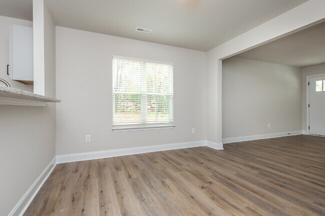 Building Photo - Elegant 2BR/2.5BA Townhome minutes from Downtown Greenville and walking distance to Swamp Rabbit ...