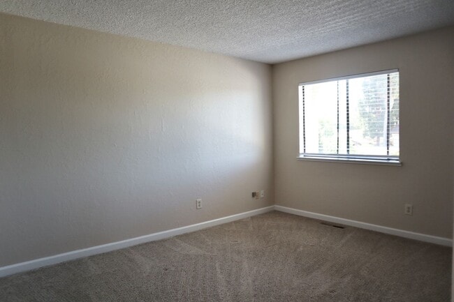 Building Photo - Charming 2-bedroom condo - Mission San Jos...