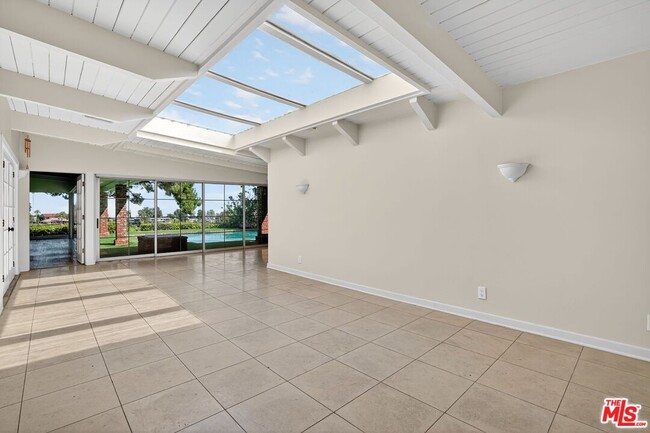 Building Photo - 2042 Linda Flora Dr