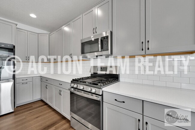 Building Photo - Single Family Home in Syracuse!