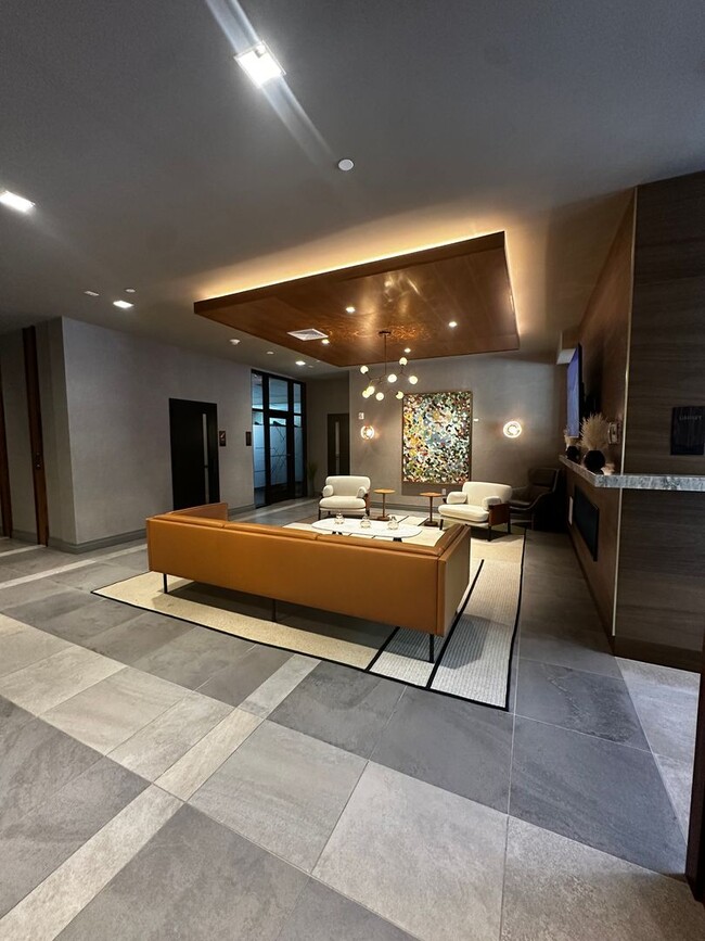 Building Photo - Spacious 2 Bed, 2 Bath Luxury Condo with D...