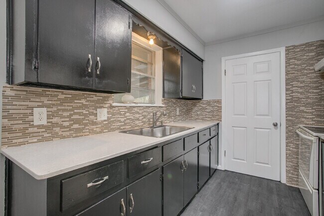 Building Photo - $500 Off Move In Special – First Month