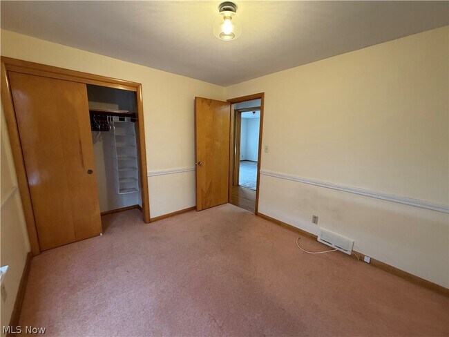 Building Photo - 290 Glenview Rd