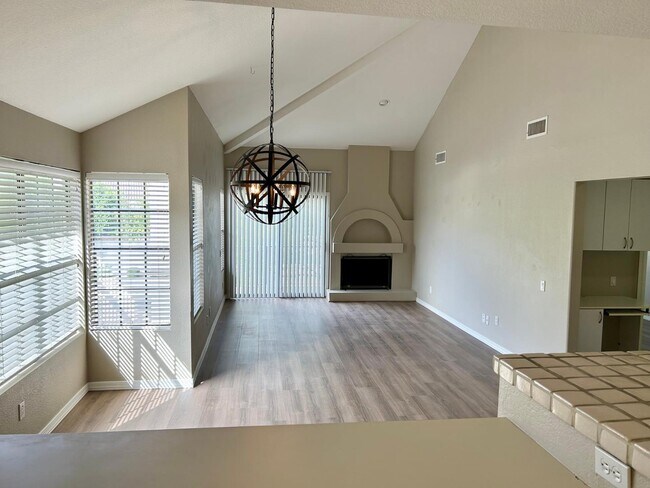 Building Photo - 10015 E Mountain View Rd