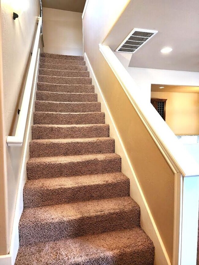 Building Photo - 4 Bed 2 Bath 2 Car Duplex in the Oxford Park Addition in Edmond