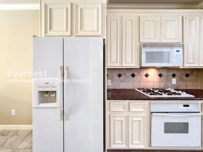 Building Photo - 2244 La Branch St