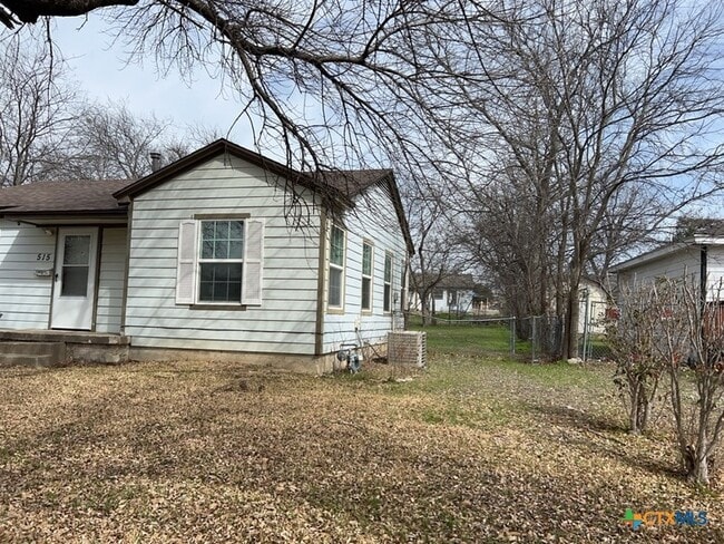 Building Photo - 515 W Kern Rd