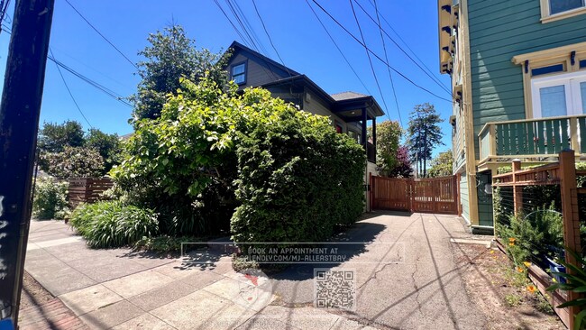 Building Photo - Large top floor 3 bedroom fully furnished walking distance to UC Berkeley Campus!