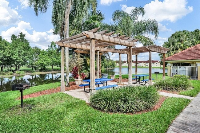 Building Photo - 437 Vista Isles Dr