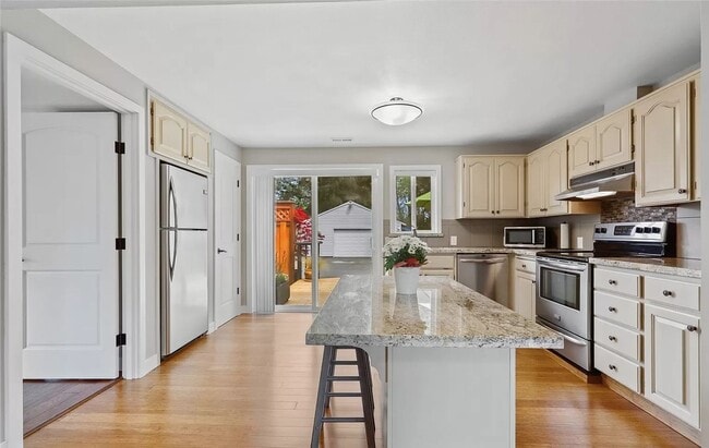 Building Photo - LOW RENT!Beautiful 4Bed2Bath House!PRIME h...