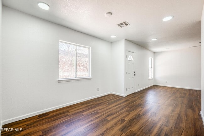 Building Photo - 7600 Plaza Redonda Dr