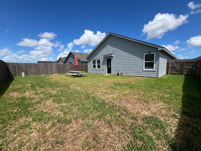 Building Photo - NEWER 4BDRM HOME IN LONDON ISD!
