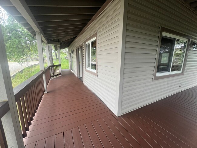 Building Photo - Cozy three bedroom two bath in Lake Wildwood