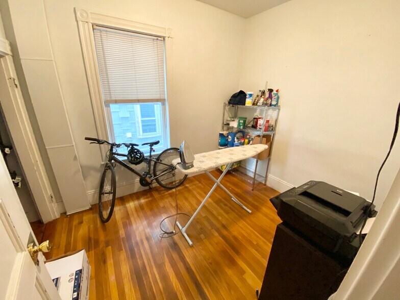 Building Photo - 10 Sachem St