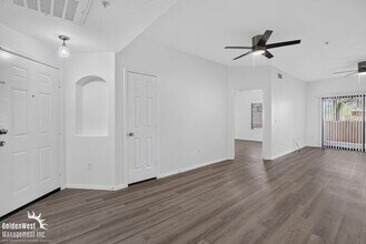Building Photo - Beautiful 2Bdm 2Ba Condo with Community Pool in Glendale!