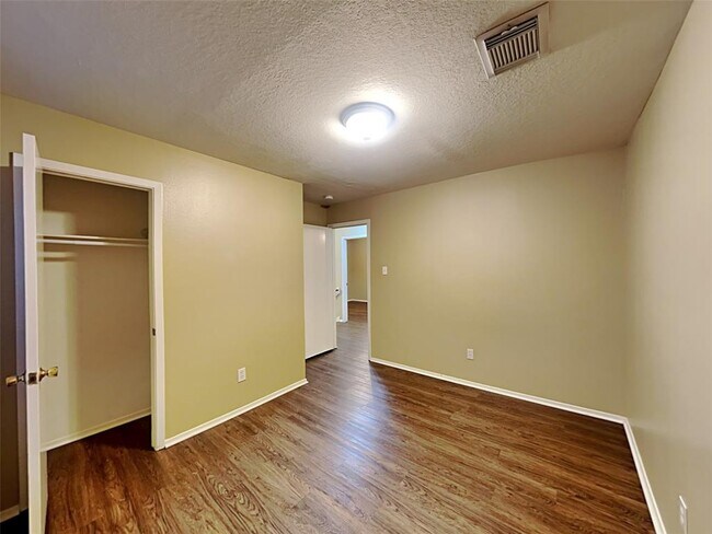 Building Photo - 6114 Elton Knolls St