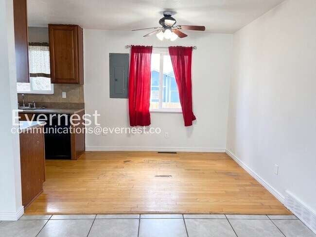 Building Photo - 3 Bed/2 Bath Home with Fenced Yard & Garage / Available Soon!