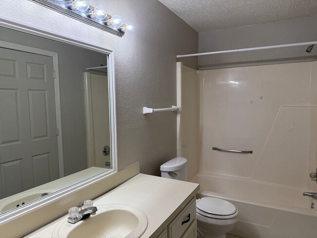 Building Photo - 5728 S Vancouver Ave