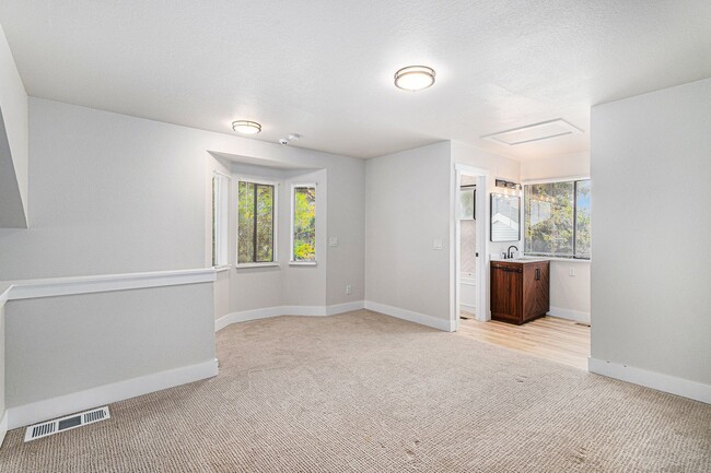 Building Photo - Spacious 1 Bed 1 Bath LOFT in the heart of...
