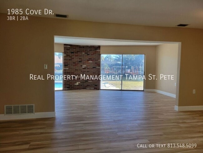 Building Photo - 1985 Cove Dr