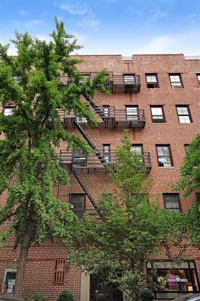 Building Photo - 247 W 10th St