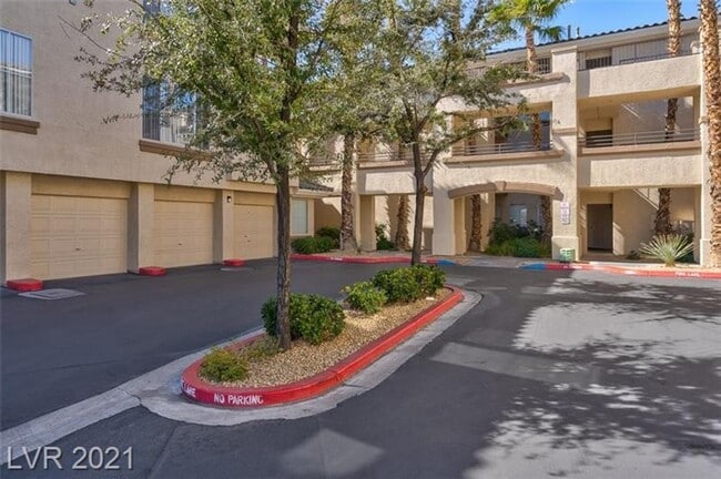 Building Photo - Resort-Style Living in the Gated Vistana C...